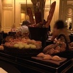 ガストロノミー ジョエル・ロブション - 色んな種類のパンからチョイスできます。