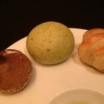 ガストロノミー ジョエル・ロブション - 栗のパン・バジルのパン・アンチョビークロワッサン