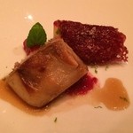 ガストロノミー ジョエル・ロブション - 佐渡ヶ島産黒いちじく 赤ワインで作ったチュイルで包み、フレッシュフォワグラのプランチャ焼きを添えて