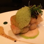 ガストロノミー ジョエル・ロブション - ドーバーソール アーモンドパウダーをまとわせて骨付きでロースト レモンの香るブリオッシュのムースリーヌとケイパーのクーリ