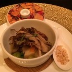 ガストロノミー ジョエル・ロブション - 旬の野菜達 小さなココットでエテュベに、栗のチップを散らして