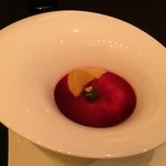 ガストロノミー ジョエル・ロブション - フレッシュ・パパイヤ クーリにし、グァバのムース、カシスのソルベに注いで′′リオ′′のイメージで