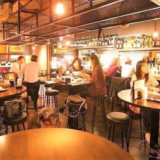 【テーブル席：2名様～28名様】デートや会社宴会まで幅広いシーンに！洗練された席