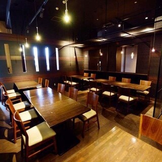 【テーブル席：50名様×1部屋】宴会におすすめ◎移動しやすいモダンなバルスペース
