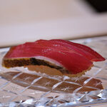 鮨 なんば - 鰹 — 強い香り、後味はさっぱり。