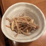 ダイモ - お通しのごぼうの和え物。