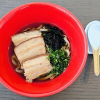 エーゲ海 - 赤い大きな丼に、ラフテーとアーサー、麺はツルシコの乾麺かしら、濃い鰹出汁のハッキリしたお味で馴染みやすいですね♪「やんやー」は、指導を受けた？本島のお店由来らしいです。