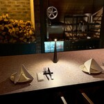 MAKIBI - Counter seats with a view of the wood fire.