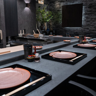 7席限定のL字カウンター。黒とグレーを基調とした大人の隠れ家