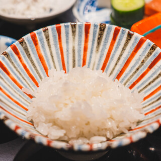 土鍋で丁寧に炊き上げたいただき米。お米本来の味わいを堪能