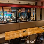 317337168 - 店内の様子。格調高い感じの、とても良いレストランでした。