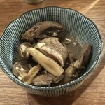 創作居酒屋428 - 突き出し　砂肝とキノコの炒め煮