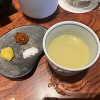 とり田 博多本店 - 鶏スープと調味料