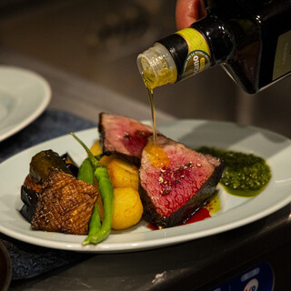 【夜】大人が好む創作タパスや肉料理が並ぶトラットリア