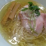 らあめん サンド - 比内地鶏とシャモロックの塩らあめん（アップ）