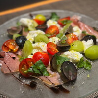 イタリア　水牛のモッツァレラ　シャインマスカット　ナガノパープル　生ハム　カプレーゼ仕立て