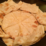 Yeti - ナン 真ん中はチーズナン