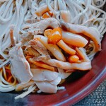 巴屋 - 冷やしキノコそばのキノコ