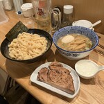 つけ麺 はま紅葉 - チャーシューと味玉とタマネギ