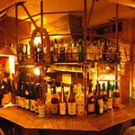 うみんちゅぬ　やまんちゅぬ - カウンターにずらっと並ぶお酒もすべて飲めます！