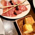 3rd. BAR&GRILL RESTAURANT - ハモンセラーノにフォカッチャとグリッシーニ　旨過ぎ