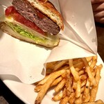 3rd. BAR&GRILL RESTAURANT - ハンバーガー(ハーフにカットしてもらいました)めっちゃ美味しいよ！