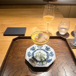 御料理 ふじ田 - 先付：野付産ホタテ、オホーツク産ズワイガニ、叩きオクラ、とうもろこしのすり流し（一番出汁とお塩）、生湯葉、お酢のジュレ