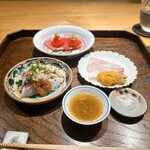 御料理 ふじ田 - 向付：ヒゲソリダイ、瀬棚産無添加ムラサキウニ、塩釜産トロ玉、五島列島産シマアジたたき
      
      