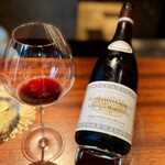 蒼 - おっ！蟹とピノの組み合わせが定着してきましたか。
      私は大歓迎♪
      甲殻類とピノ、意外に合いますからね。
      全体の流れ的にも、この辺で赤が挟まれるのは、バランス良くなります。
      こちら、メイン張れる一献！