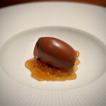 蒼 - こちらも希少。
      国産カカオなんて、毎度驚きます。
      文字通りの果実としてのカカオを、爽やかなガナッシュとジュレで味わい尽くします。