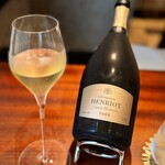 蒼 - アンリオのキュヴェ・エメラは、こちらでいただくようになって好きになったシャンパーニュ。
      こんなジメッとした日は、めっちゃドライなタイプも好みなんですけど、こちらは万能♪
      杏のような可愛らしさもいい。