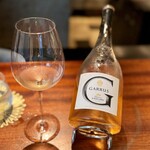 蒼 - グルナッシュとロールのロゼ。
      「自家製バターに合わせて、樽の効いたシャルドネ」とか安易に想像しちゃいますが、そこはプロ(^^)
      繊細なロゼなので、少し鮑に押されちゃいますが、それも良き。