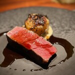 317374264 - なんとも妖艶なお肉です。
                        滑らかな舌触りと、染み出す旨味。
                        月齢が延びる分だけ美味しくなるのかは、素人には分かりませんが、少なくともこちらからは、その意味が感じられます。
                        過去一をまたまた更新です♪