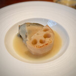 蒼 - この黒鮑は、咀嚼する幸せ。
      この弾力は、ちょっと楽しくさえあります♪
      自家製バターのソースと一緒にいただくと、悦に浸れます(^^)
      そして、この日の蓮根、歯応えといい甘さといい、特に美味しかったぞ！