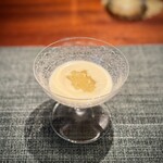 蒼 - 甘さ際立つ〜♪
      糖度が高いんですけど、嫌味じゃないんです。
      トマトのジュレが、とってもいい仕事をしていて、きれいにバランスを整えてくれます。
      甘さの幸せだ(^^)