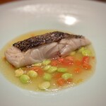 蒼 - 迫力のある黒むつ。
      こんな天候の日でも、当日船上で〆たお魚をいただけるなんて、ありがたいことです。
      ふわりとした身と皮目の香ばしさのコントラスト、最高！
      この日の仕立ては、枝豆とトマト。これまた最高！