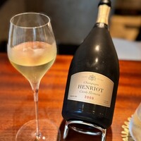 蒼 - アンリオのキュヴェ・エメラは、こちらでいただくようになって好きになったシャンパーニュ。
                      こんなジメッとした日は、めっちゃドライなタイプも好みなんですけど、こちらは万能♪
                      杏のような可愛らしさもいい。