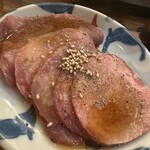 肉屋 金星 - 上塩タン　厚切りではなく薄切りにしました