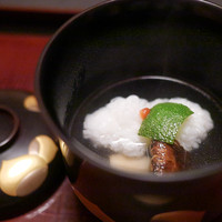 ふきあげ - 蓋の蒔絵の金粉が分厚い。お椀は鱧と松茸。