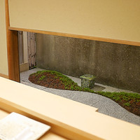 ふきあげ - 一階のカウンターも白木でキリリ。