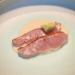 蒼 - この金目鯛、「ひゃー♪」です。
      すっごく味わいがキレイ。
      いい意味で、金目らしくないんです。そこに、皮目を炙った香ばしさが奥行きになって、もちろん中国甘酒のソースとの相性も言うに及ばず。傑作〜(^^)