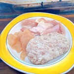 焼肉バイキング 大鵬 - 料理写真:ハンバーグ(たぶん手作り)と鶏肉
※ハンバーグ、めちゃくちゃ柔らかかったです♡