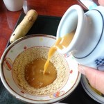 冷や汁タレを投入