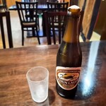 インド・ネパール料理店 カトマンズキッチン - 瓶ビール。ビールもグラスもキンキンに冷えていました。