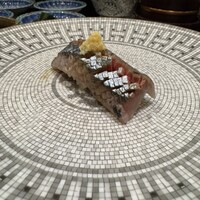 鮨 富海 - 秋刀魚｡凄い包丁｡上に生姜､間にねぎを噛ませて｡