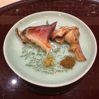 鮨 富海 - ホッキ貝の炙り｡黒胡椒と柚子胡椒｡ビリリで旨い｡
