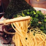 博多長浜らーめん 六角堂 - 麺は棒麺。極細ストレート麺。