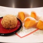仁倉総本店 - 日替わりフルーツ大福、今日は柿まるごと♪それにきなこおはぎを盛り合わせてもらいました  