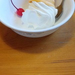 Komeda Kohi Ten - 寒かったけど食べたくなったのでソフトクリームを注文。