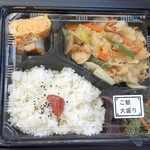 かるっと - [日替わり弁当] 肉野菜塩こうじ炒め弁当 (税込)750円→700円 (2025.09.05)